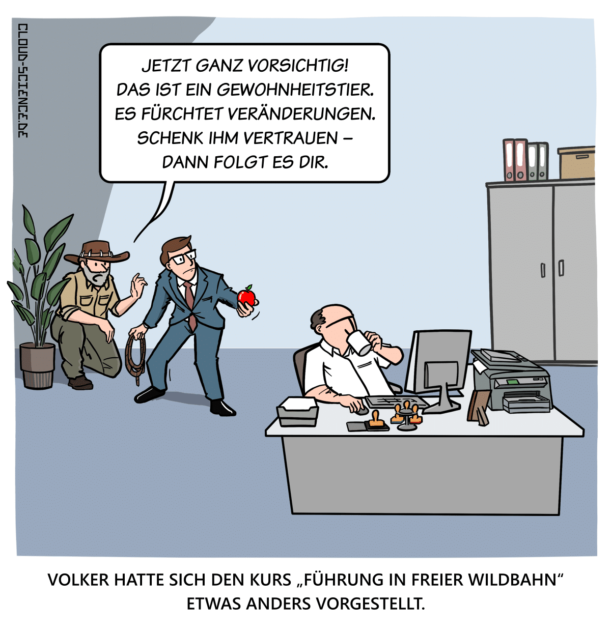 Cartoon: Im Büro schleicht ein Teilnehmer mit Apfel und Leine, begleitet von einem Scout, zu einem Mitarbeiter am Schreibtisch. Sprechblase: „Jetzt ganz vorsichtig. Das ist ein Gewohnheitstier. Es fürchtet Veränderungen. Schenk ihm Vertrauen – dann folgt es dir.“ Unterzeile: „Volker hatte sich den Kurs ‚Führung in freier Wildbahn‘ anders vorgestellt.“ Satire über Führungscoaching, Vertrauen und Veränderung.